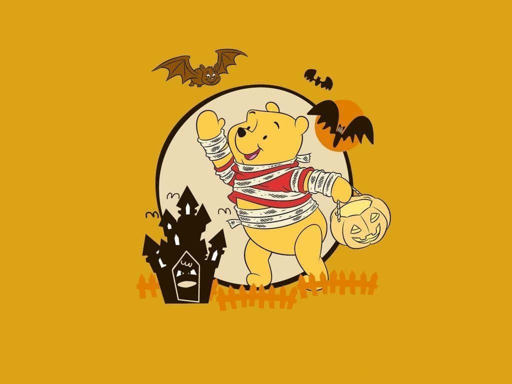 Winnie The Pooh Halloween 桌布 壁紙 — 小熊維尼纏著繃帶，在滿月、蝙蝠和鬼屋的背景下拿著南瓜燈。