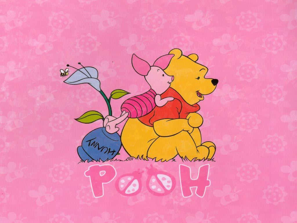 Piglet 桌布 壁紙 — 小熊維尼與小豬一起坐在粉紅色的草地上，拿著一個藍色花盆，裡面有白色百合花和一隻蜜蜂