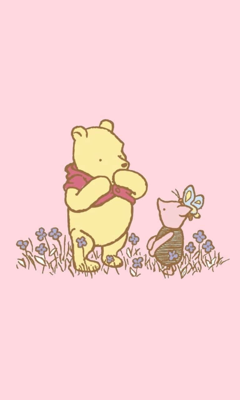 Winnie The Pooh Classic 桌布 壁紙 — 小熊維尼與小豬並肩站在一片紫色花海中，背景是柔和的粉紅色。