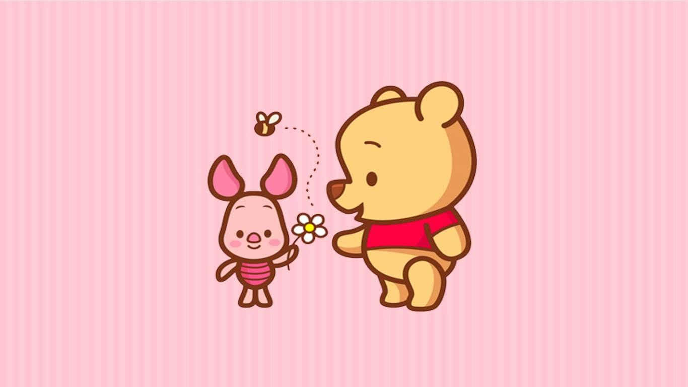 Piglet 桌布 壁紙 — 小熊維尼與小豬分享甜蜜時刻，維尼遞給小豬一朵雛菊，附近有一隻嗡嗡作響的蜜蜂，背景是柔和的粉紅色條紋。