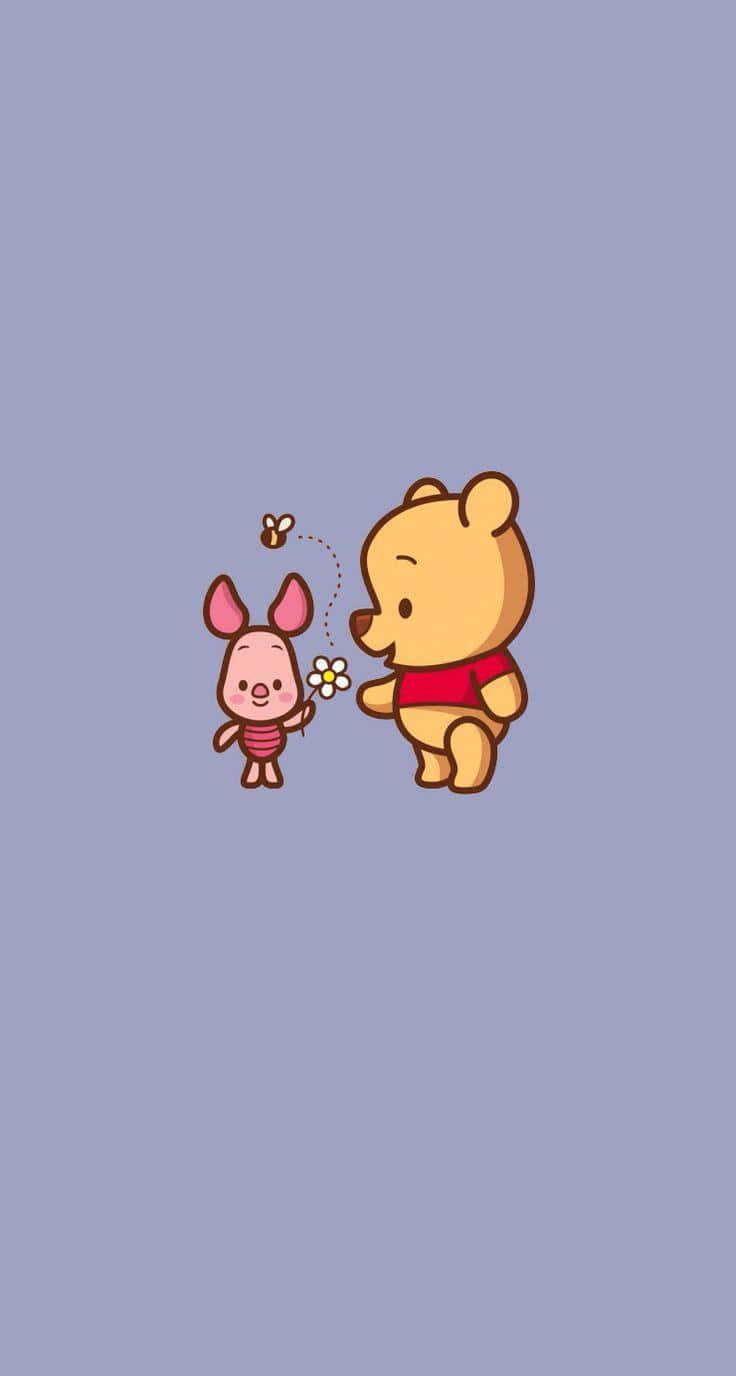 Cartoon Characters 桌布 壁紙 — 小熊維尼與小豬分享甜蜜時刻，蜜蜂在花朵附近嗡嗡作響，背景是柔和的薰衣草色。
