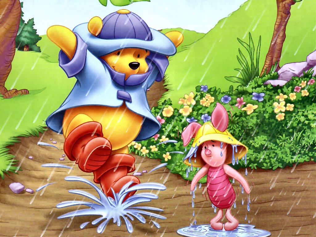 winnie the pooh 桌布 壁紙 — 小熊維尼與小豬在充滿活力的森林空地中，於傾盆大雨下歡樂地在雨水坑中濺水。