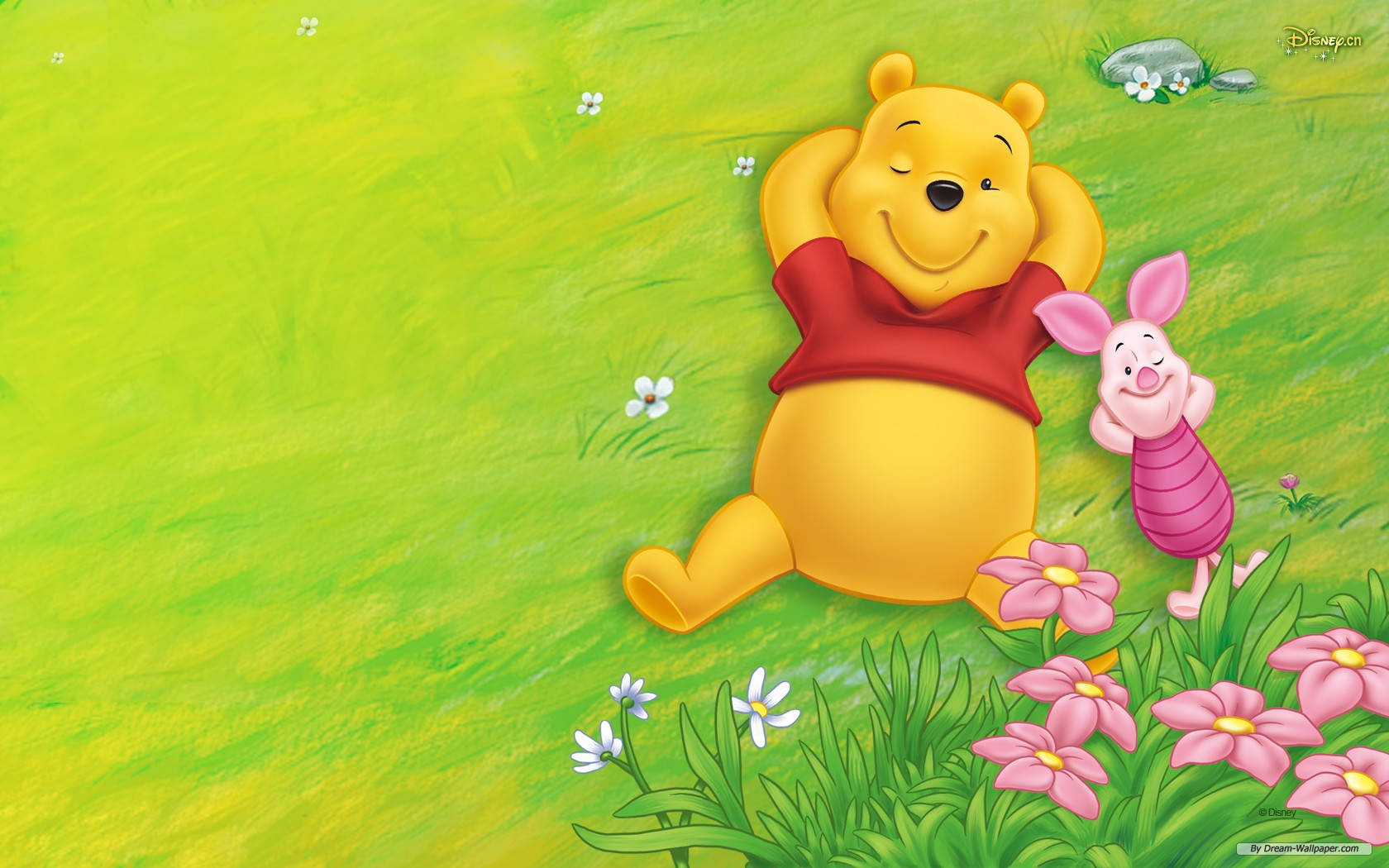 小熊維尼與小豬在花草地休息。 — Winnie the pooh GIF 壁紙