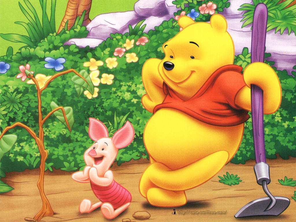 winnie the pooh 桌布 壁紙 — 小熊維尼與小豬在充滿色彩繽紛花朵和茂密綠意的花園中快樂微笑。