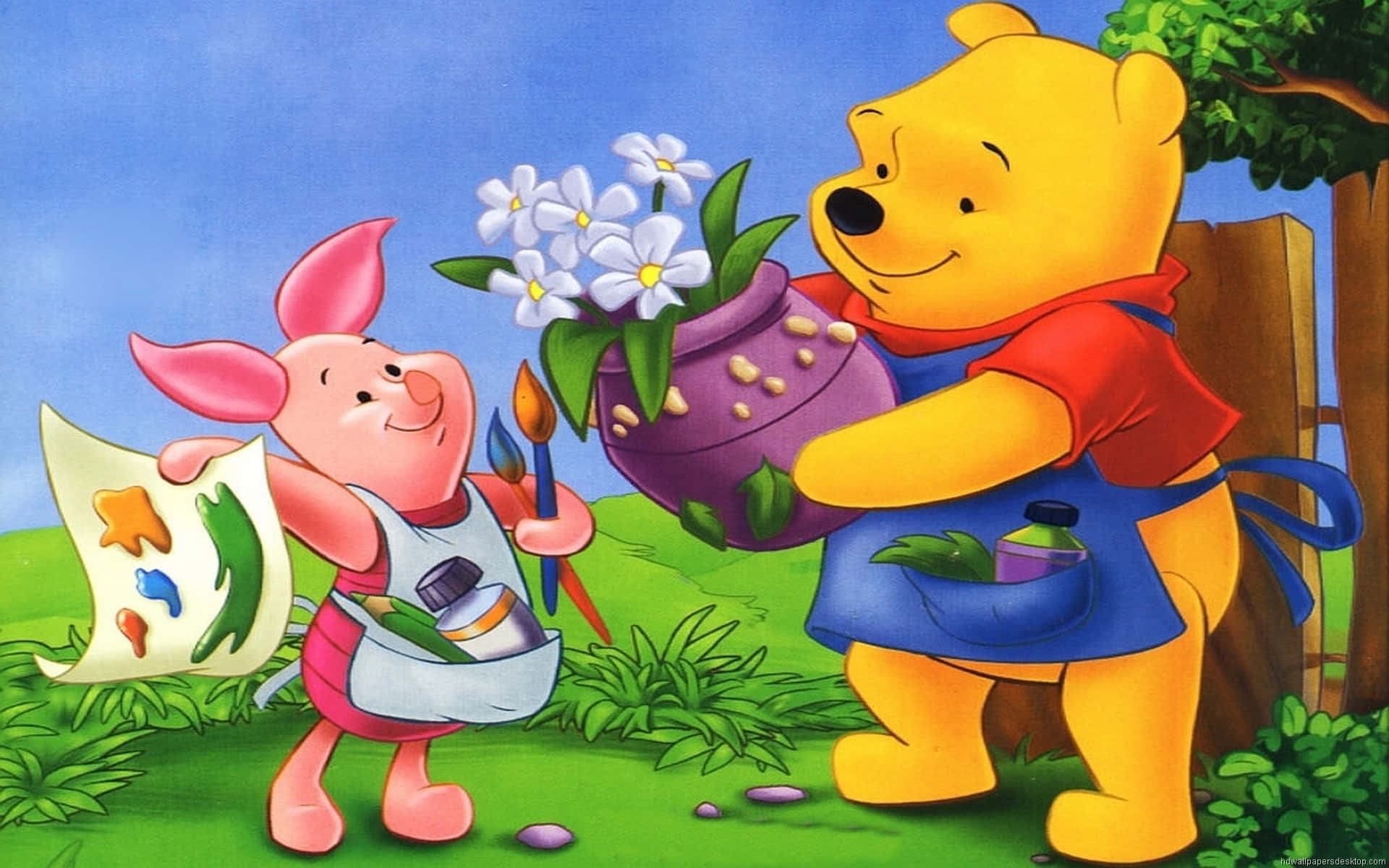 winnie the pooh 桌布 壁紙 — 小熊維尼與小豬在明亮的藍天下，開心地於戶外繪畫，紫色花盆中有白色花朵。