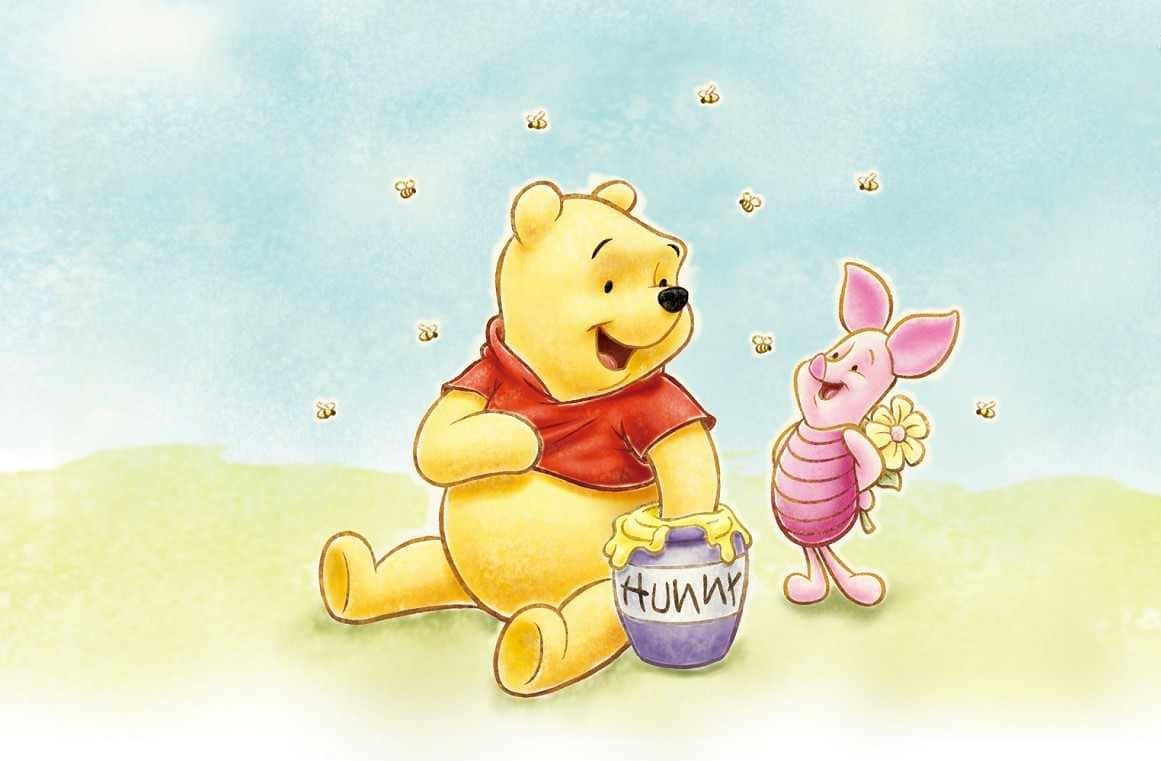Piglet 桌布 壁紙 — 小熊維尼與小豬在柔和的粉彩草地上，蜜蜂圍繞飛舞，共享一罐蜂蜜的歡樂時刻。