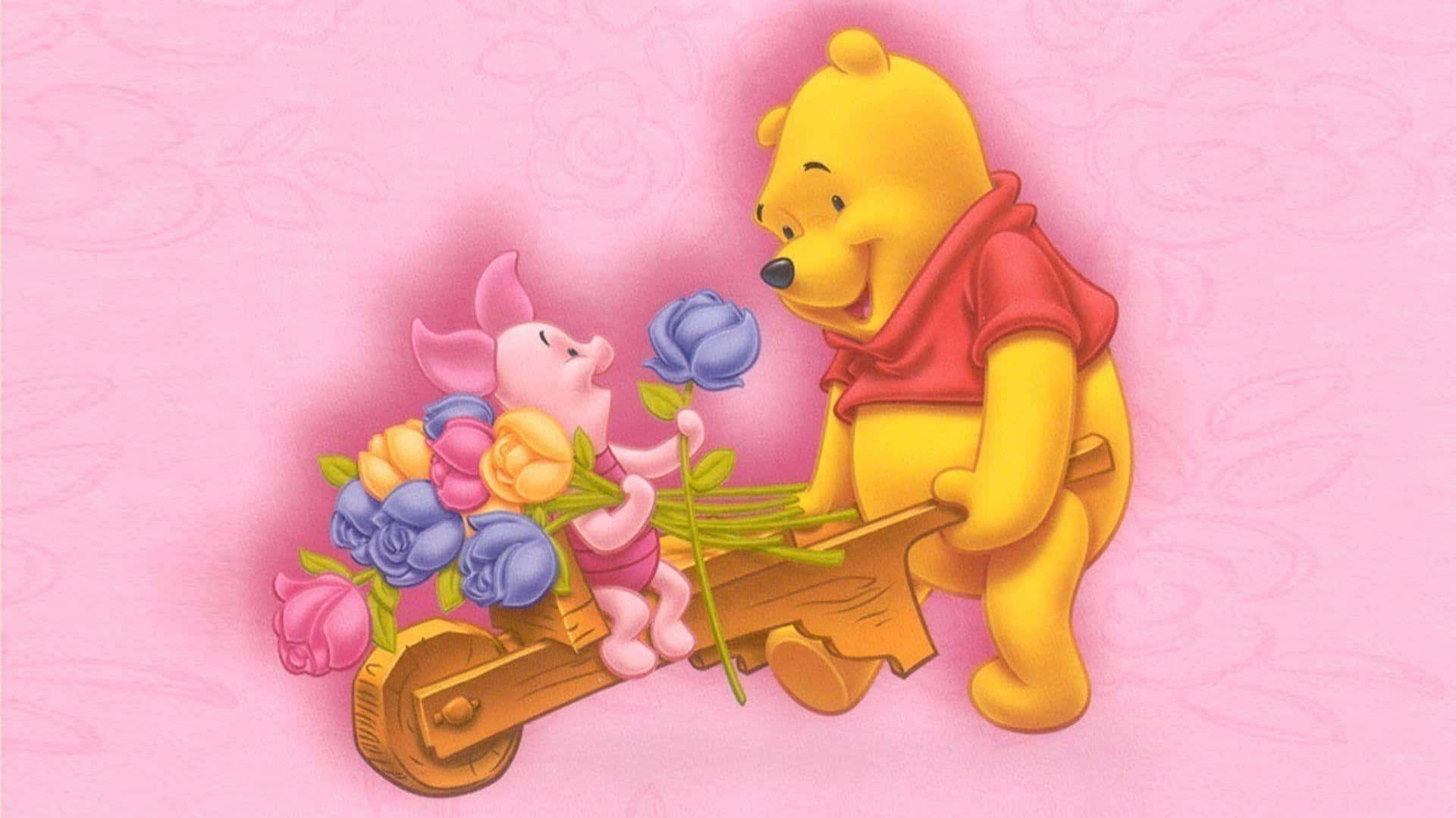 Piglet 桌布 壁紙 — 小熊維尼與小豬在柔和的粉紅色背景前，與一束色彩繽紛的花束分享甜蜜時刻。