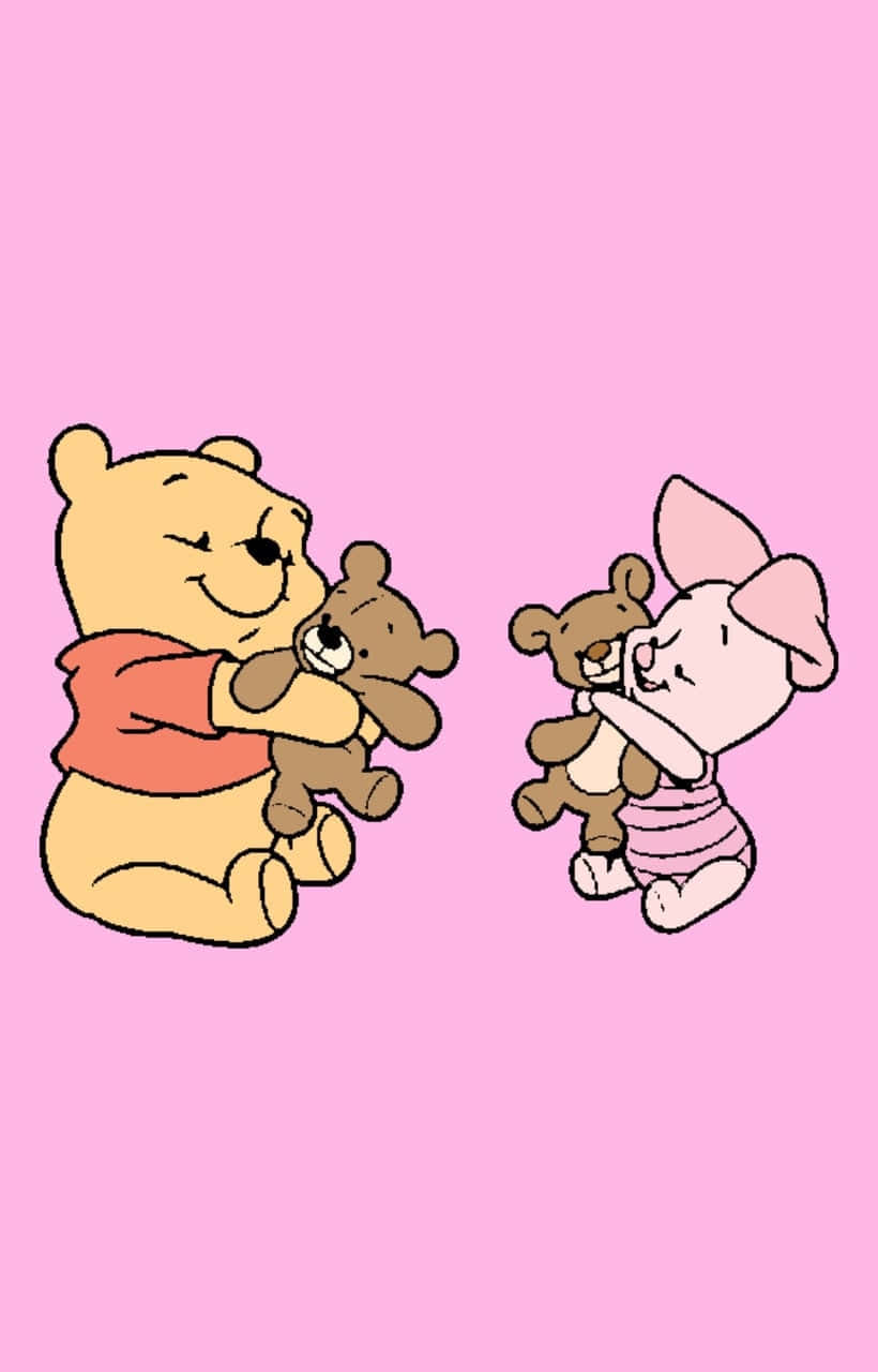 Cartoon 桌布 壁紙 — 小熊維尼與小豬在柔和的粉紅色背景前擁抱他們的泰迪熊。