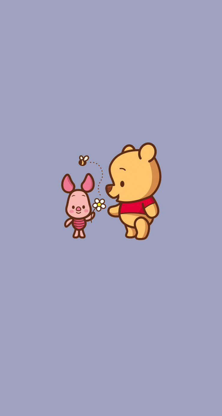 Piglet 桌布 壁紙 — 小熊維尼與小豬在柔和的薰衣草背景下，蜜蜂在花朵旁嗡嗡作響，分享甜蜜的時刻。