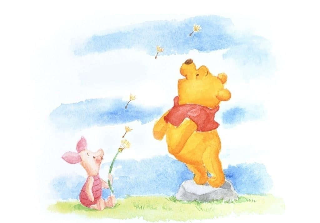 Piglet 桌布 壁紙 — 小熊維尼與小豬在柔和藍天下一起吹蒲公英種子，分享歡樂時刻。
