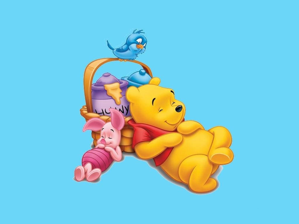winnie the pooh 桌布 壁紙 — 小熊維尼與小豬在蜂蜜罐旁安睡，一隻藍色小鳥棲息在罐頂，背景為純淺藍色。