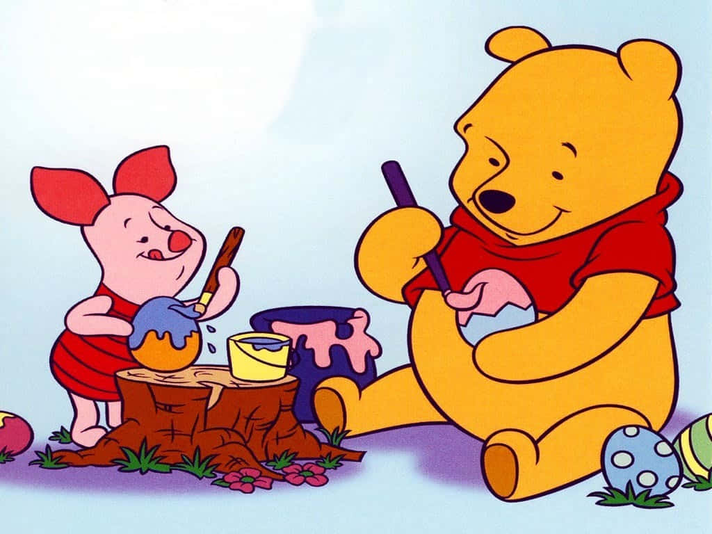 winnie the pooh 桌布 壁紙 — 小熊維尼與小豬在陽光明媚的日子裡，在色彩繽紛的花朵附近一起快樂地彩繪復活節蛋。