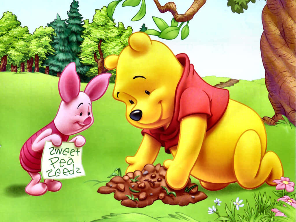 winnie the pooh 桌布 壁紙 — 小熊維尼與小豬在陽光明媚的森林空地中，與花朵和樹木共享歡樂時光。