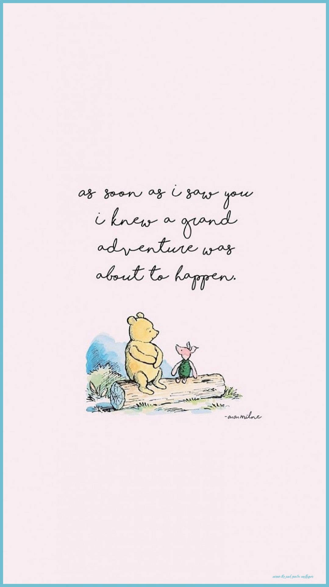 Winnie The Pooh Quotes 桌布 壁紙 — 小熊維尼與小豬坐在圓木上，在柔和的藍天下，附有手寫的關於冒險的語錄。