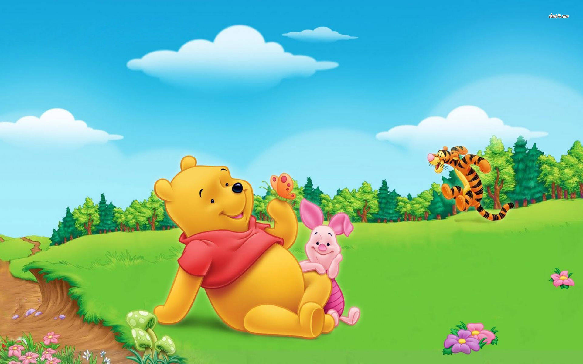 winnie the pooh 桌布 壁紙 — 小熊維尼與小豬快樂地坐在陽光普照的草地上，跳跳虎在明亮的藍天下歡快地跳躍穿過樹林。