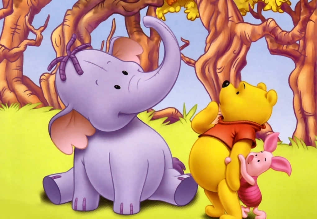 winnie the pooh 桌布 壁紙 — 小熊維尼與小豬擁抱，一隻戴著蝴蝶結的紫色大象坐在附近的陽光森林中。