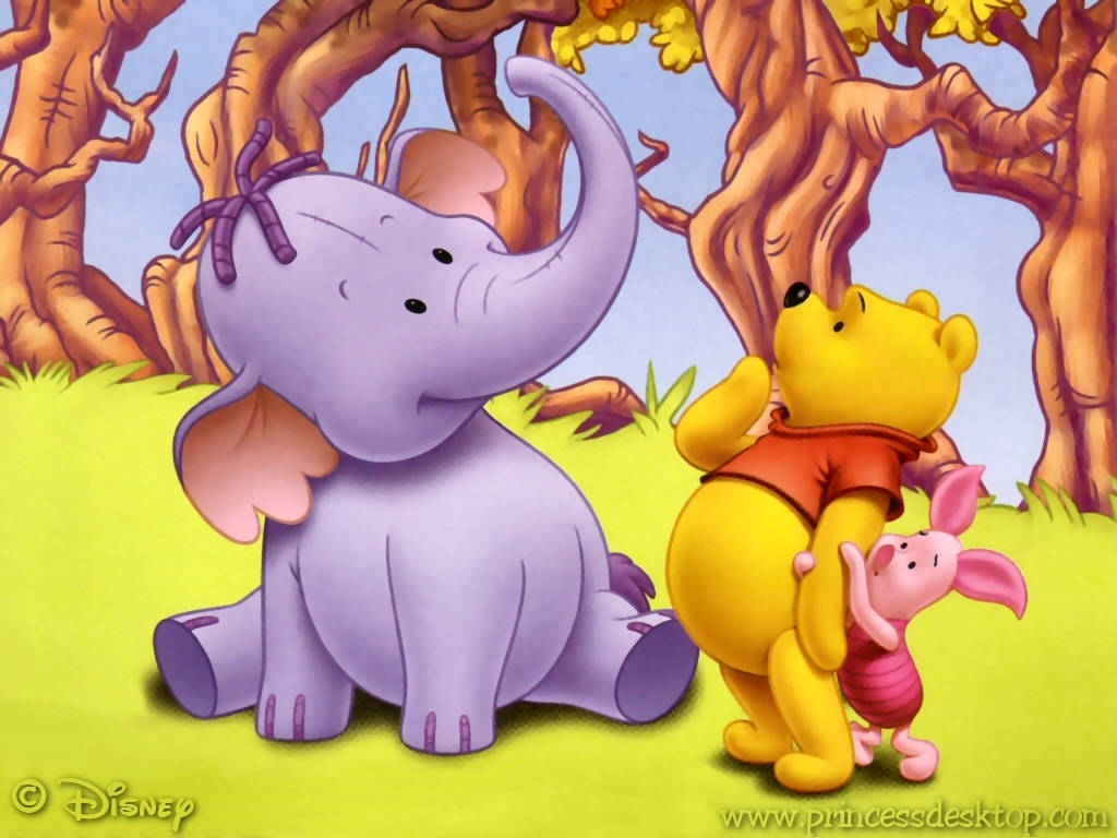 winnie the pooh 桌布 壁紙 — 小熊維尼與小豬擁抱，一隻戴蝴蝶結的紫色大象坐在附近陽光明媚的森林中。