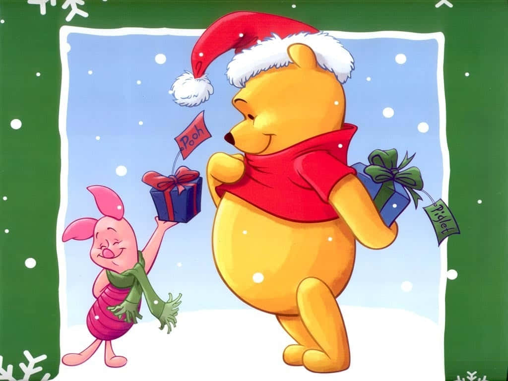 winnie the pooh 桌布 壁紙 — 小熊維尼與小豬穿著節日冬季服裝，在飄雪中愉快地交換聖誕禮物。