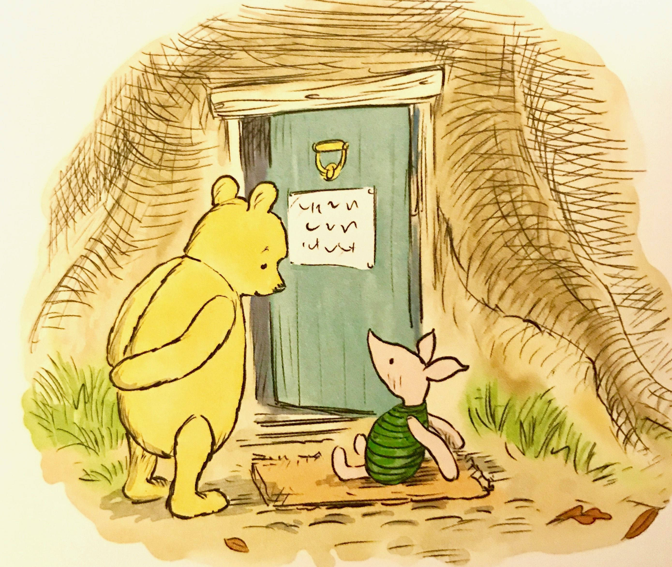 Piglet 桌布 壁紙 — 小熊維尼與小豬站在一扇藍色門前，門前是舒適的樹屋入口，有草地和落葉。