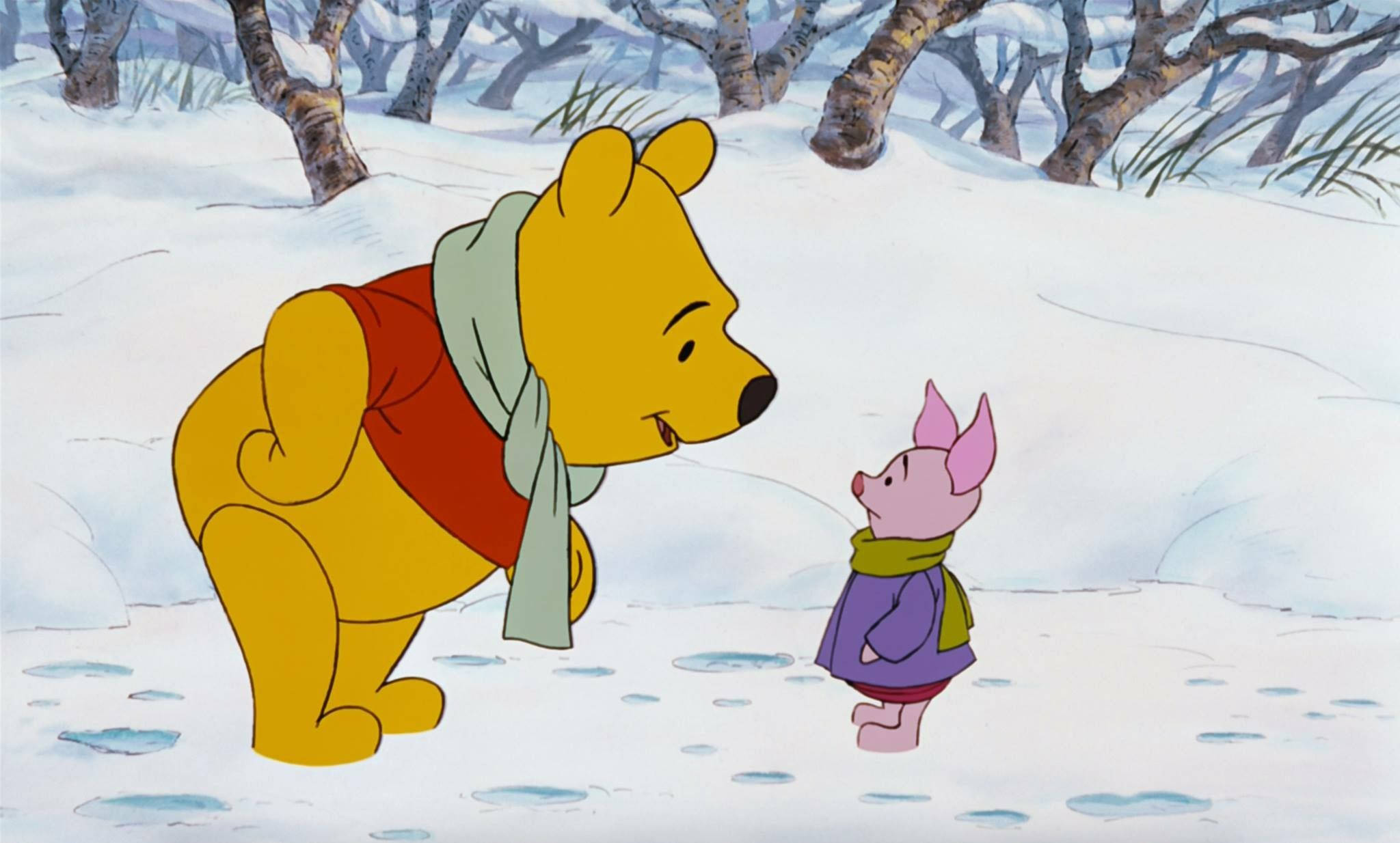 Piglet 桌布 壁紙 — 小熊維尼與小豬站在雪地森林中，戴著圍巾互相對望。