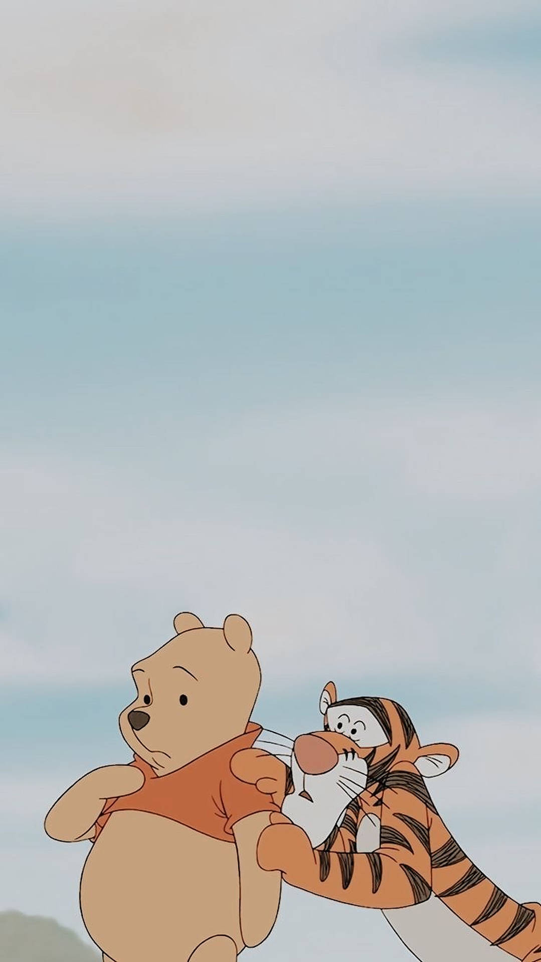 小熊維尼與跳跳虎在淡藍天空下溫柔相擁。 — Winnie the pooh GIF 壁紙