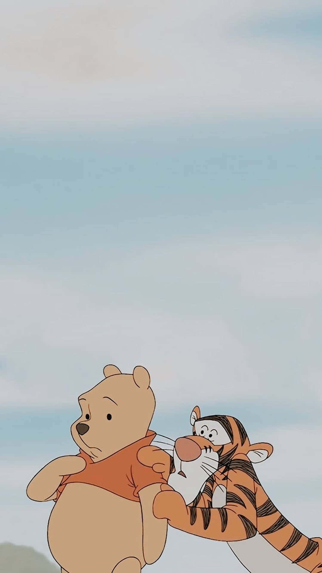 Winnie The Pooh Aesthetic 桌布 壁紙 — 小熊維尼與跳跳虎在柔和藍天背景下溫暖擁抱。