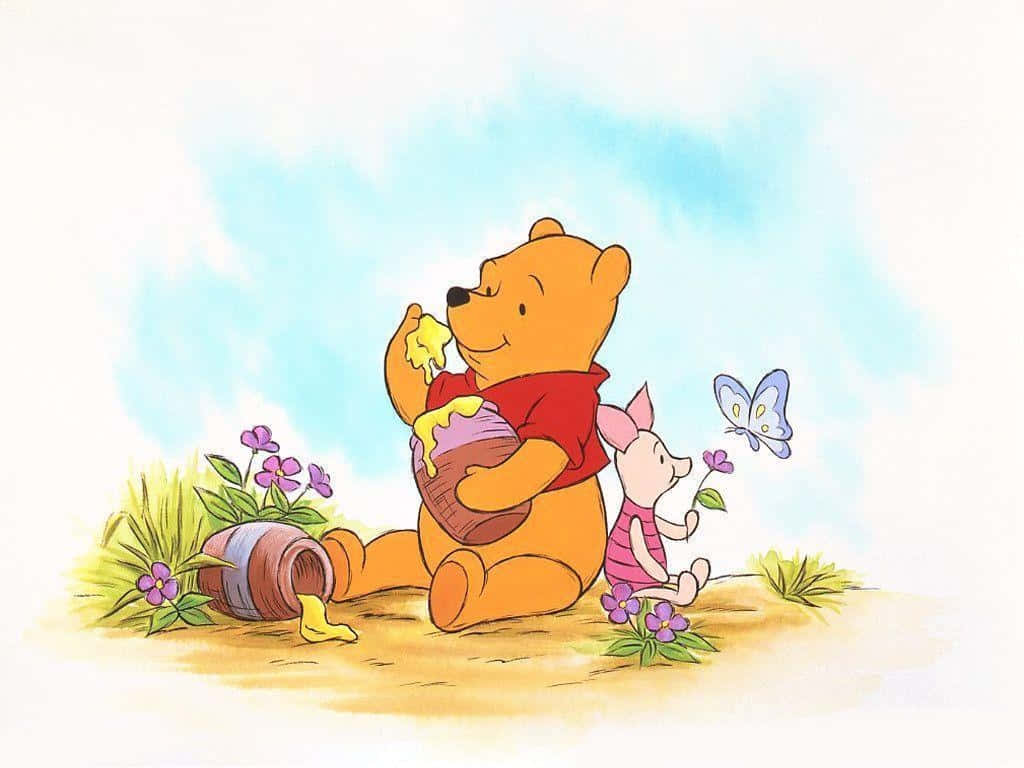 Winnie The Pooh Classic 桌布 壁紙 — 小熊維尼開心地吃蜂蜜，小豬在柔和的藍天下看著紫色花朵附近的蝴蝶。