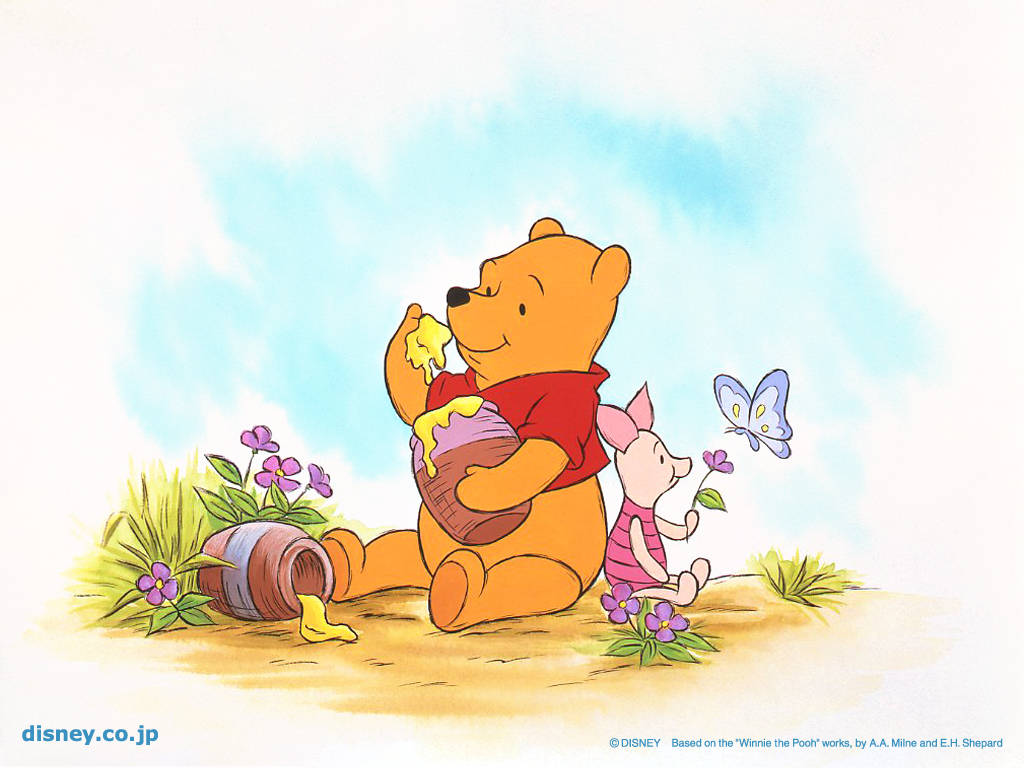winnie the pooh 桌布 壁紙 — 小熊維尼開心地吃蜂蜜，小豬在柔和的藍天下，靠近紫色花朵看著蝴蝶。