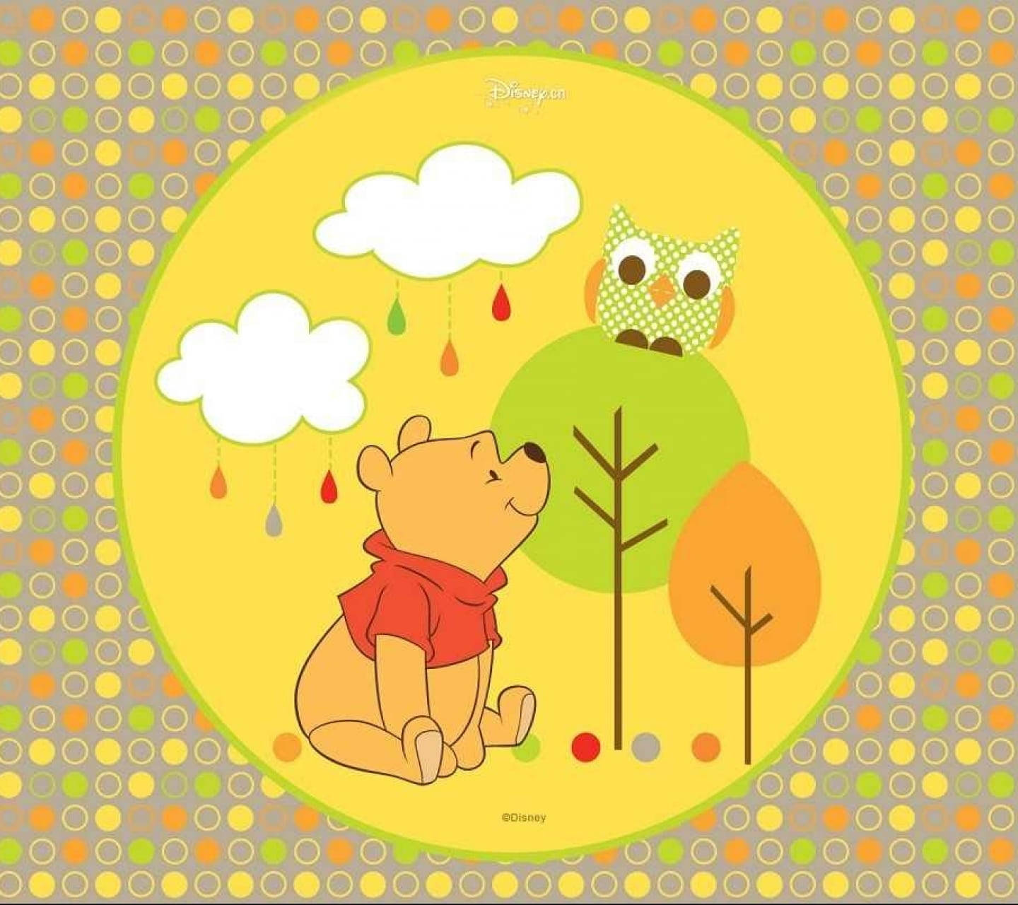 winnie the pooh 桌布 壁紙 — 小熊維尼開心地坐在雨滴下，貓頭鷹棲息在樹上，形成一個歡樂的圓形設計。