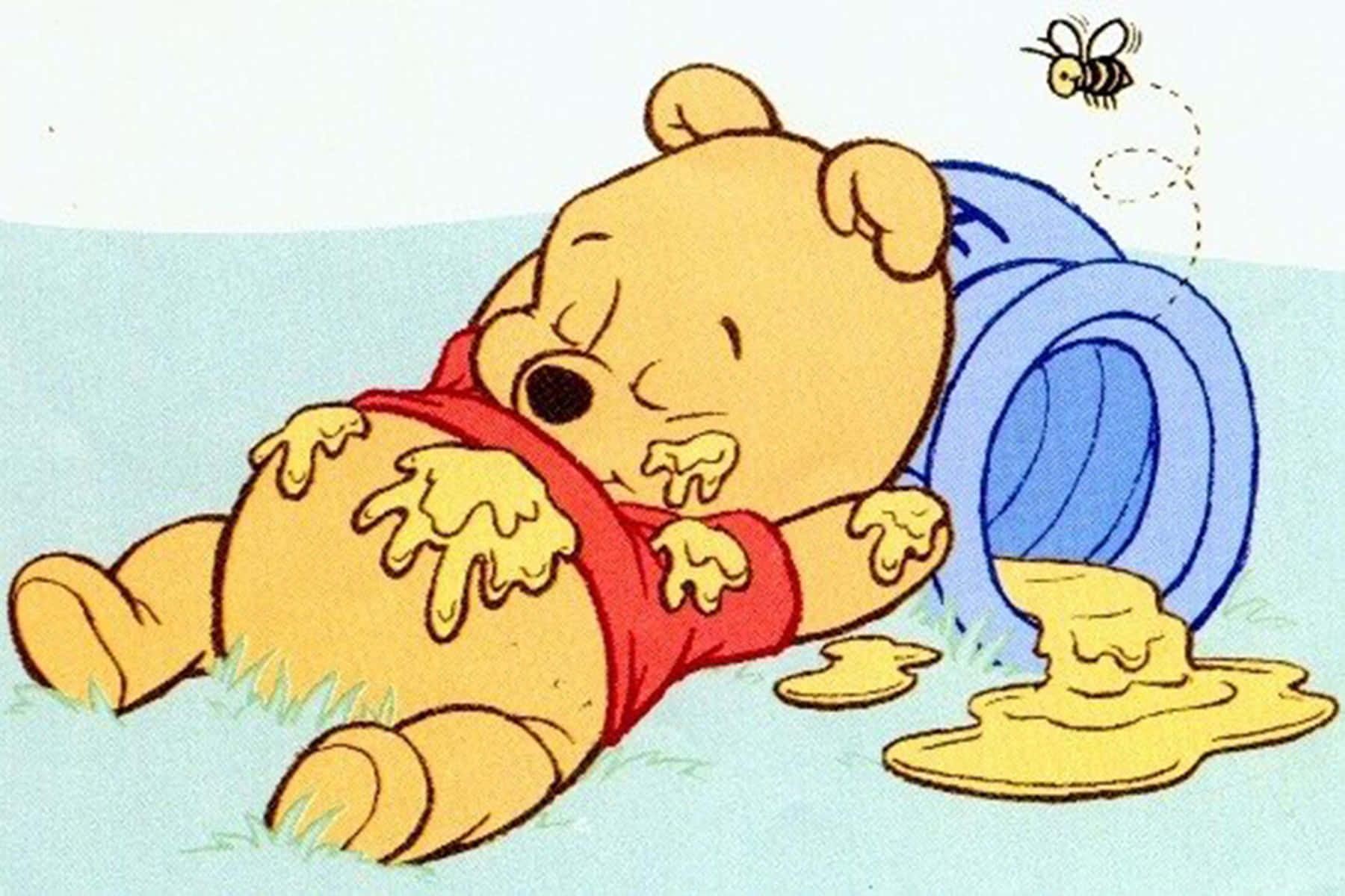 Winnie The Pooh Aesthetic 桌布 壁紙 — 小熊維尼開心地躺著，身上沾滿蜂蜜，旁邊有一個打翻的藍色罐子和一隻嗡嗡作響的蜜蜂。