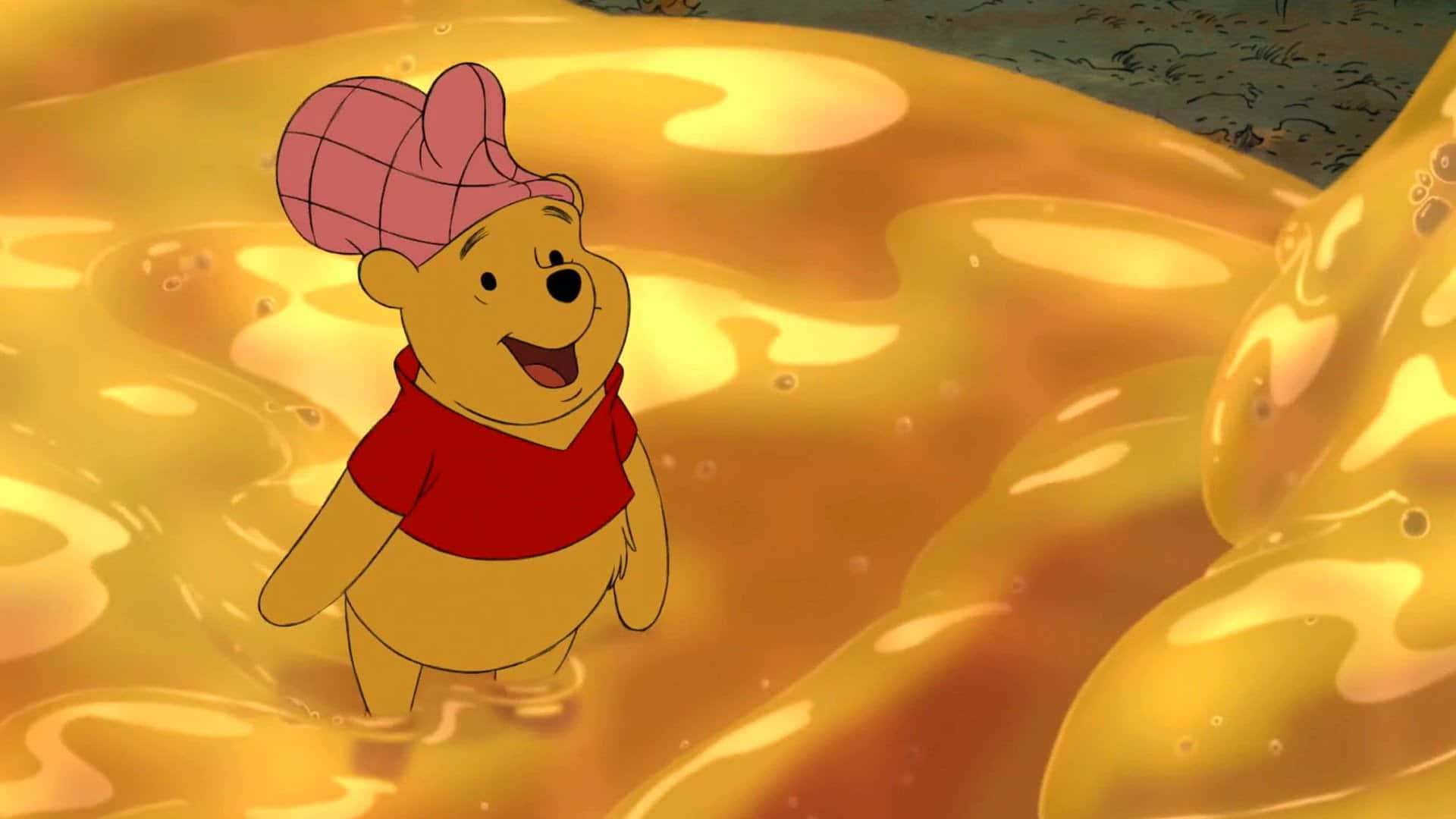 winnie the pooh 桌布 壁紙 — 小熊維尼開心微笑，站在及腰的金色蜂蜜池中，戴著粉紅色格紋帽子。