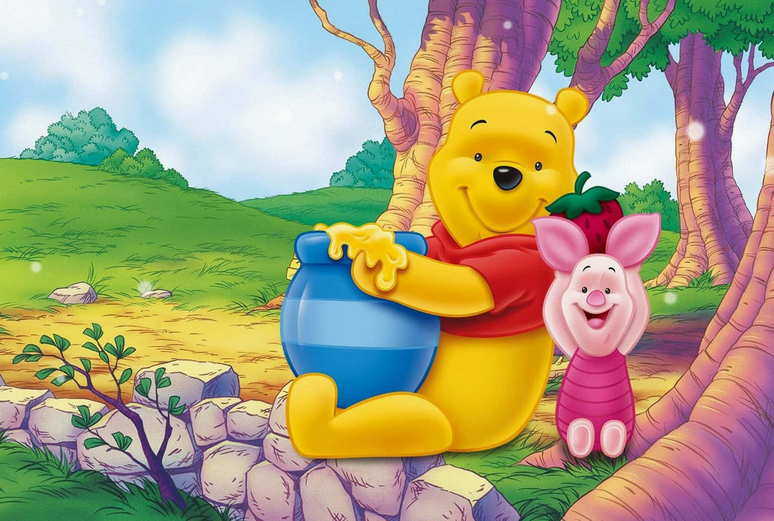 winnie the pooh 桌布 壁紙 — 小熊維尼高興地拿著一個蜂蜜罐，小豬在他旁邊的樹下，在陽光明媚的草地上微笑。