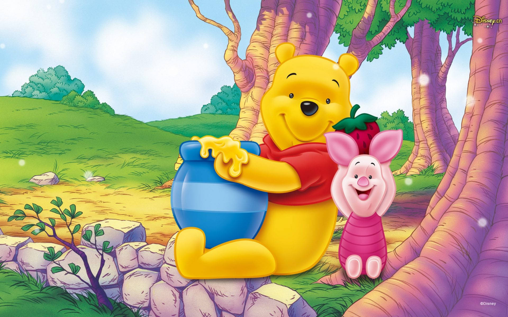 Piglet 桌布 壁紙 — 小熊維尼高興地拿著一個蜂蜜罐，小豬在他旁邊的樹下微笑，身處陽光明媚的草地上。