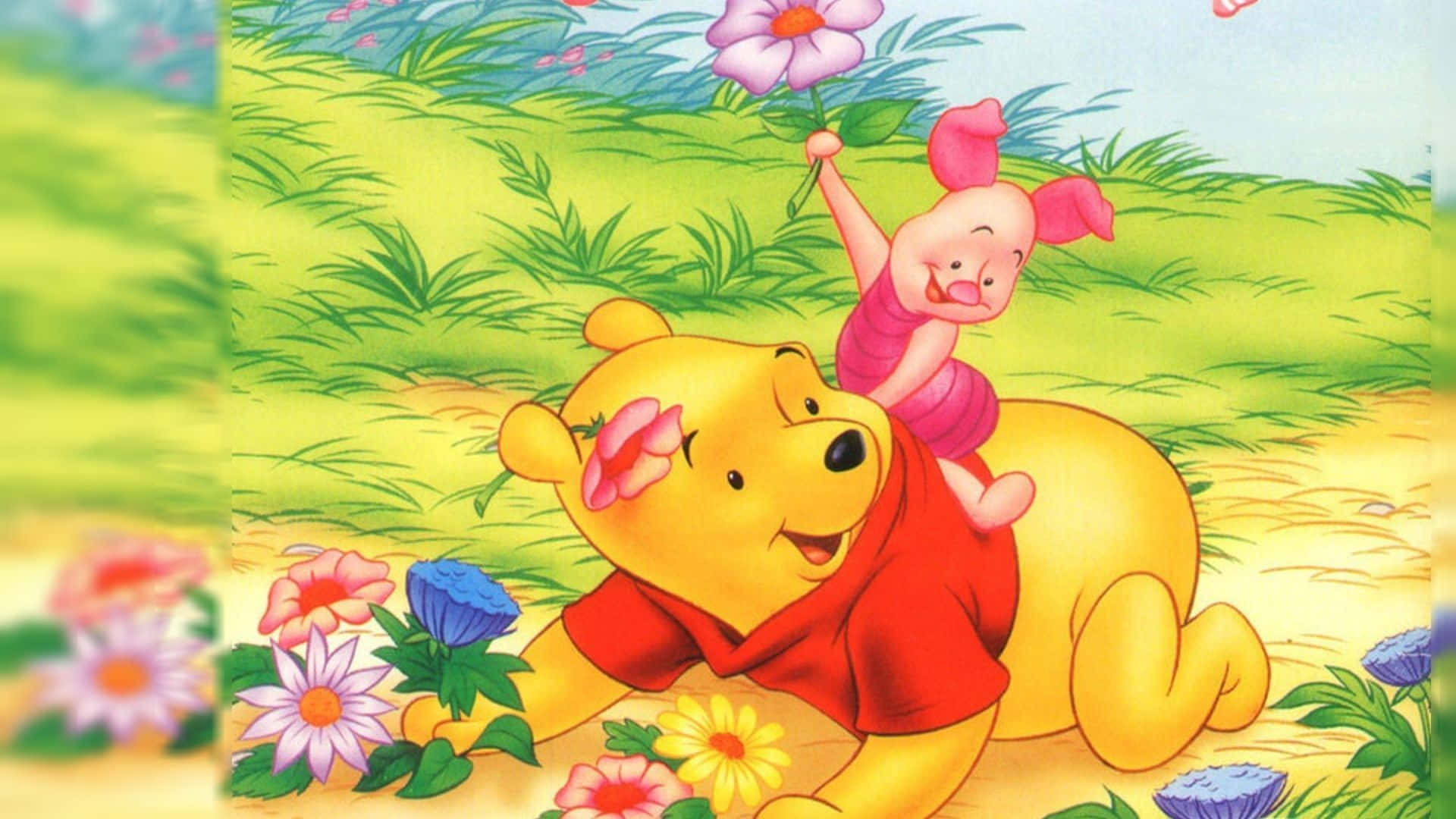 Winnie The Pooh Classic 桌布 壁紙 — 小豬快樂地騎在小熊維尼的背上，他躺在陽光明媚、開滿鮮花的草地上。