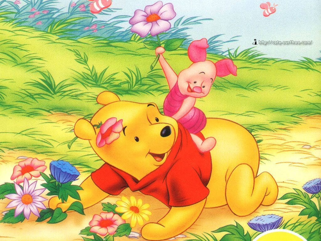 Piglet 桌布 壁紙 — 小豬快樂地騎在小熊維尼的背上，小熊維尼躺在陽光明媚的草地上，草地上開滿了色彩繽紛的花朵，蝴蝶翩翩飛舞。