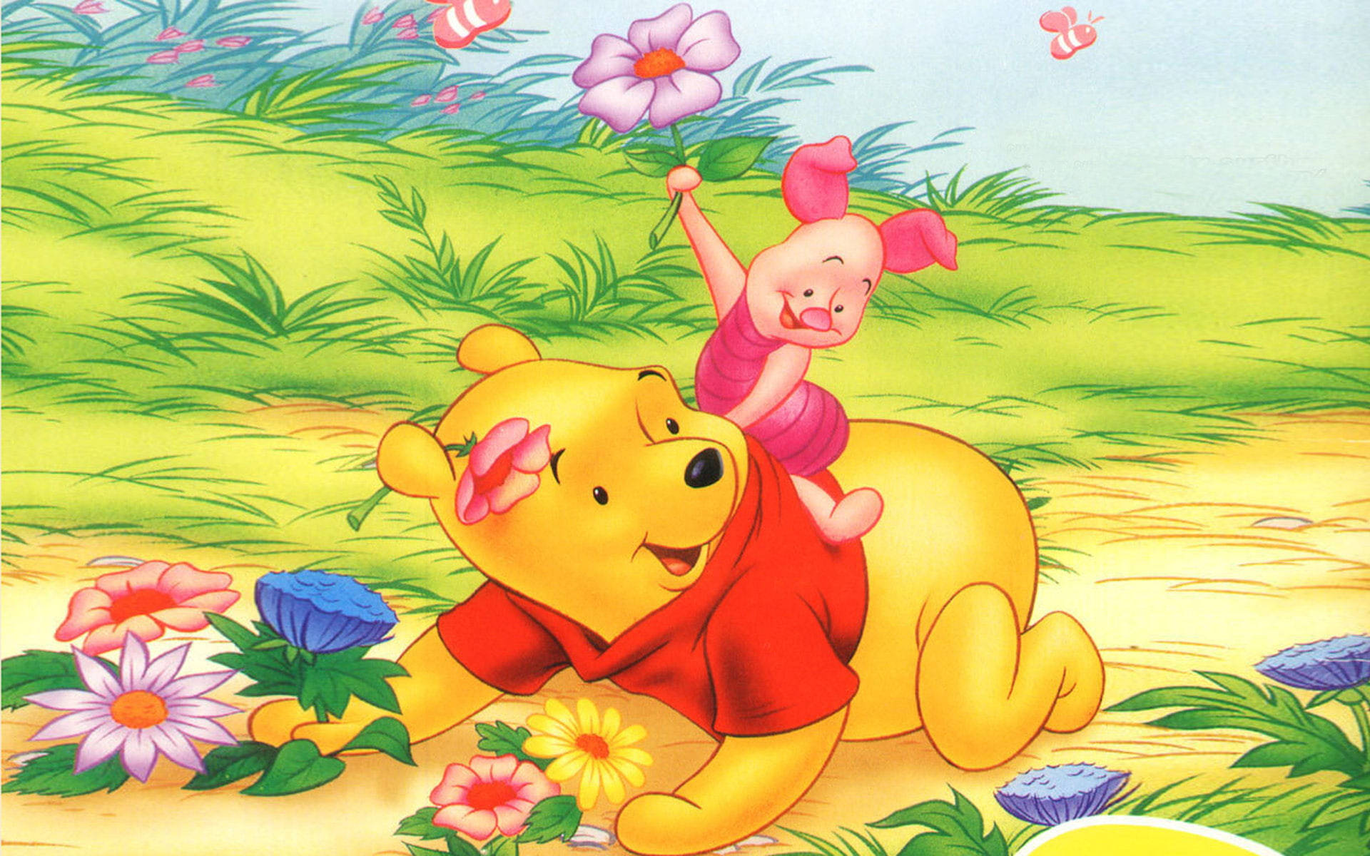 Piglet 桌布 壁紙 — 小豬快樂地騎在小熊維尼的背上，穿過充滿色彩繽紛花朵和翩翩蝴蝶的活力草地。