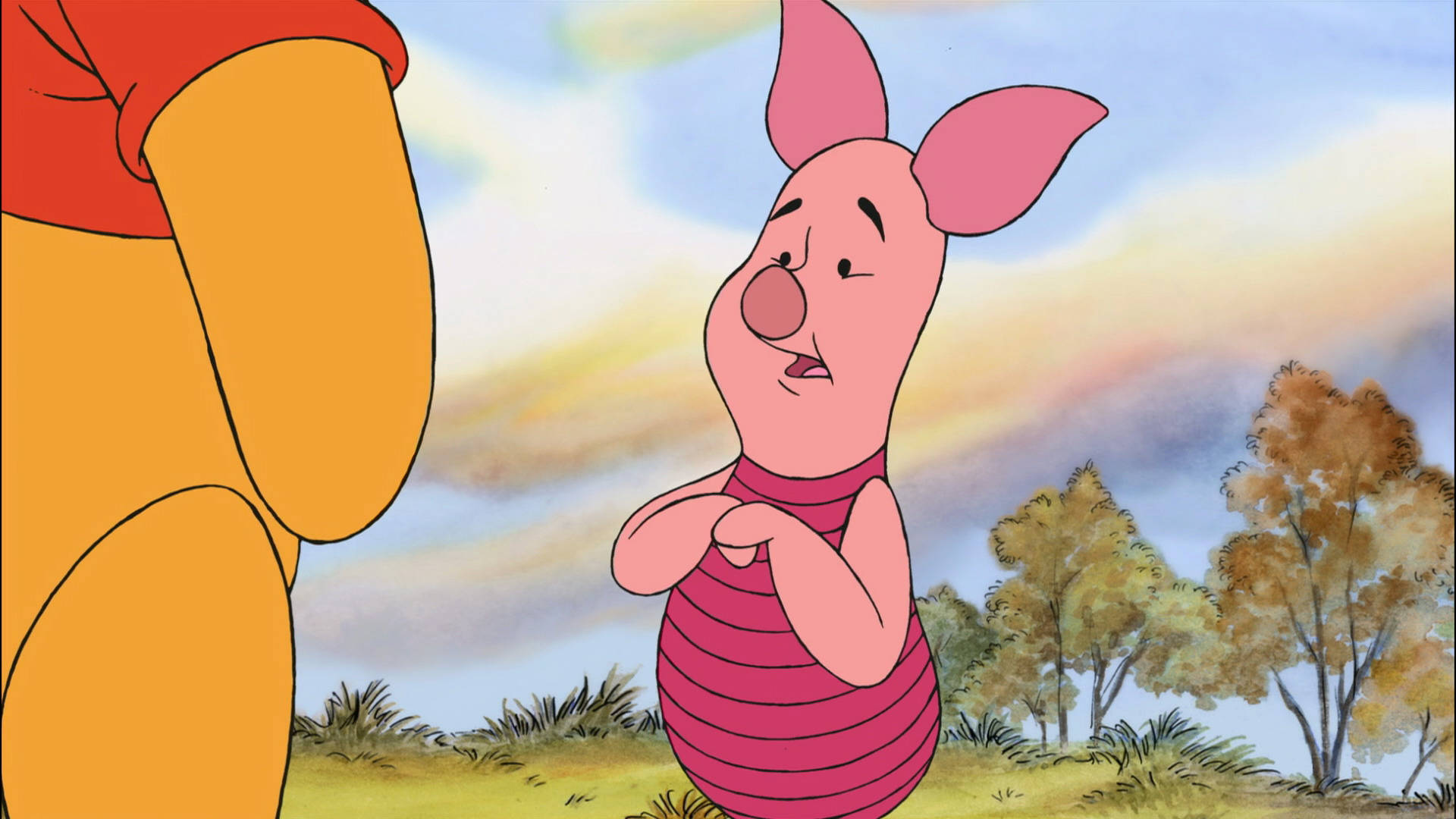 Piglet 桌布 壁紙 — 小豬緊張地站在草地上，秋樹在柔和天空下，小熊維尼在他旁邊聳立。
