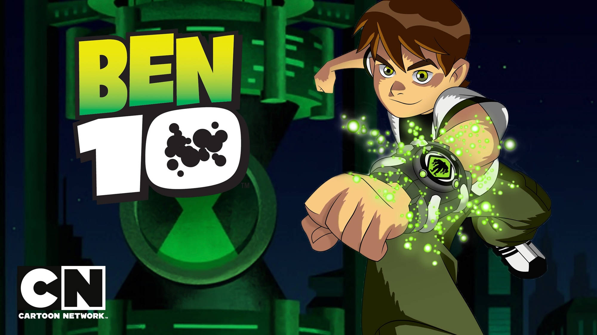 Ben 10 桌布 壁紙 — 少年英雄 Ben Tennyson 在夜晚啟動他的 Omnitrix，發出綠色光芒，站在未來風格的綠色建築前。