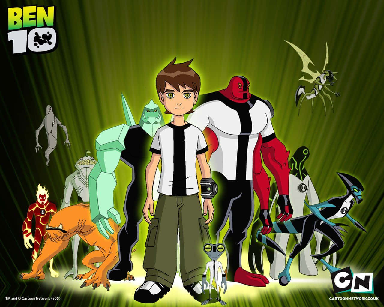 Ben 10 桌布 壁紙 — 少年英雄 Ben Tennyson 站在中央，與他的外星盟友一起，背景是發光的綠色放射狀背景。
