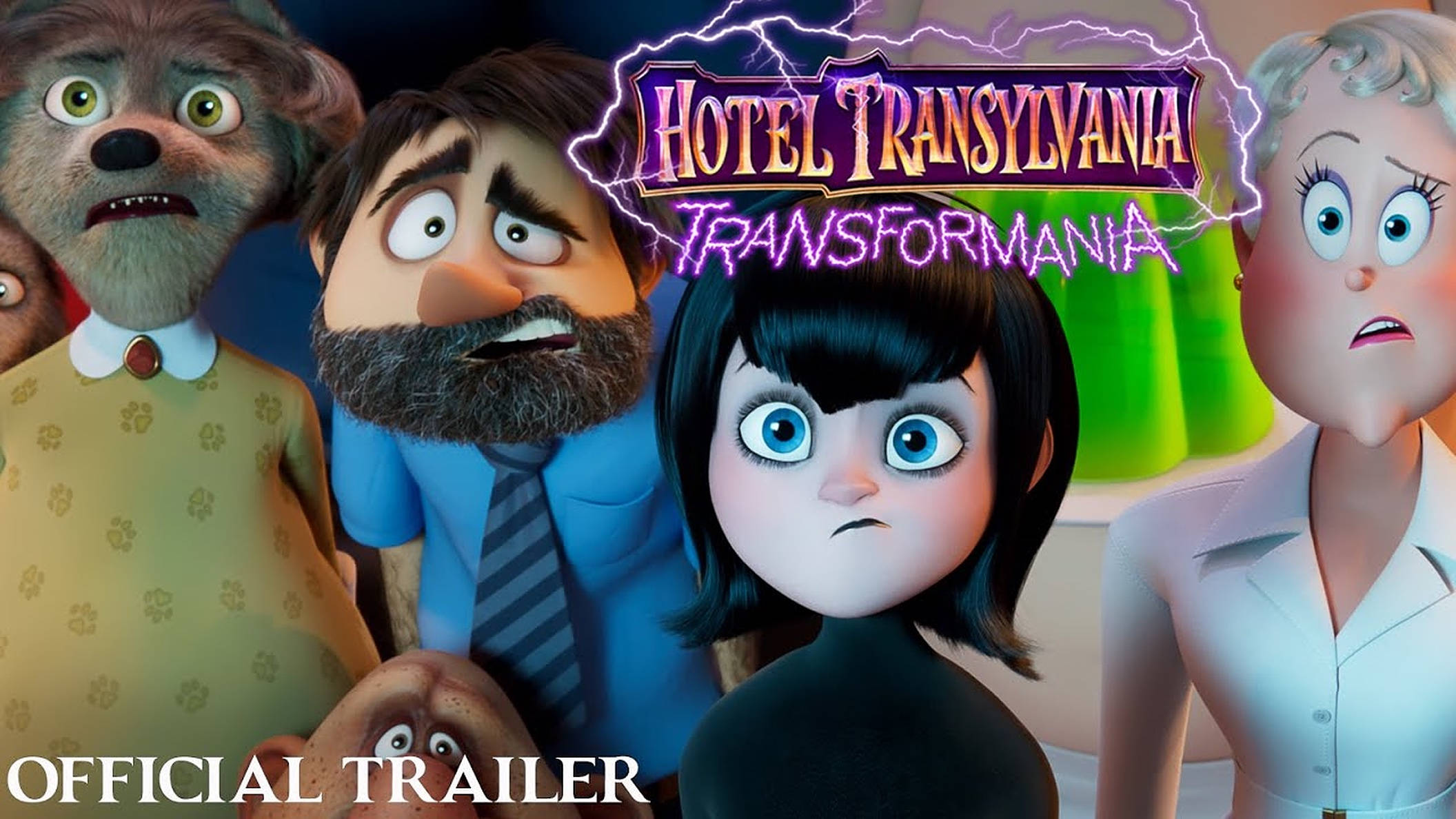 hotel transylvania transformania 桌布 壁紙 — 《尖叫旅社：變形怪獸》的動畫角色看起來很震驚，身後有閃電和發光的標題文字。
