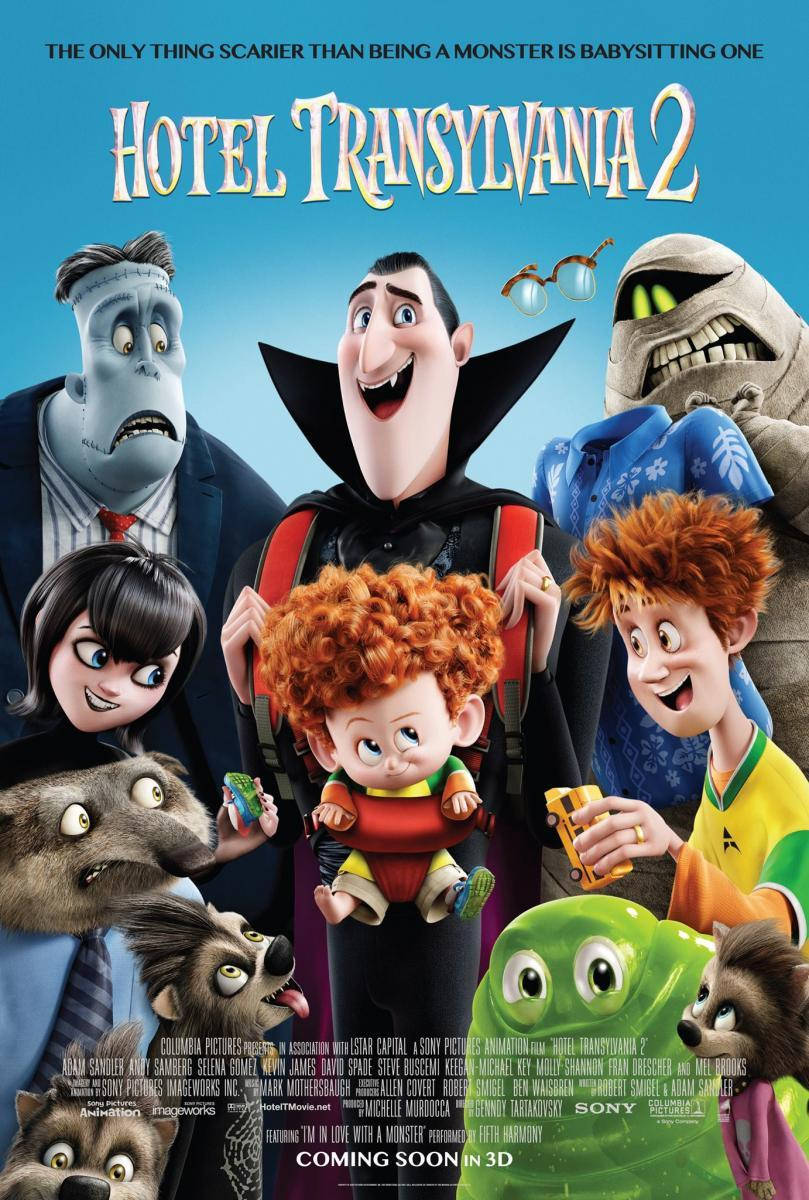電影動圖 桌布 壁紙 — 《尖叫旅社2》充滿活力的動畫海報，德古拉抱著一個嬰兒吸血鬼，周圍環繞著古怪的怪物角色。