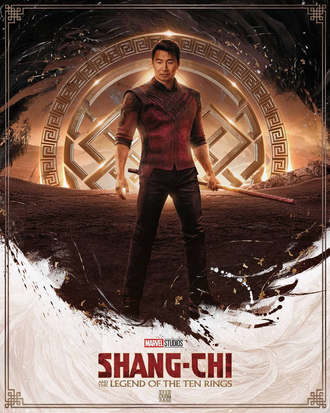 Shang 桌布 壁紙 — 尚氣自信地穿著紅色紋理背心，手持長棍，站在發光的金色圓環傳送門前，這是一張風格化的電影海報。