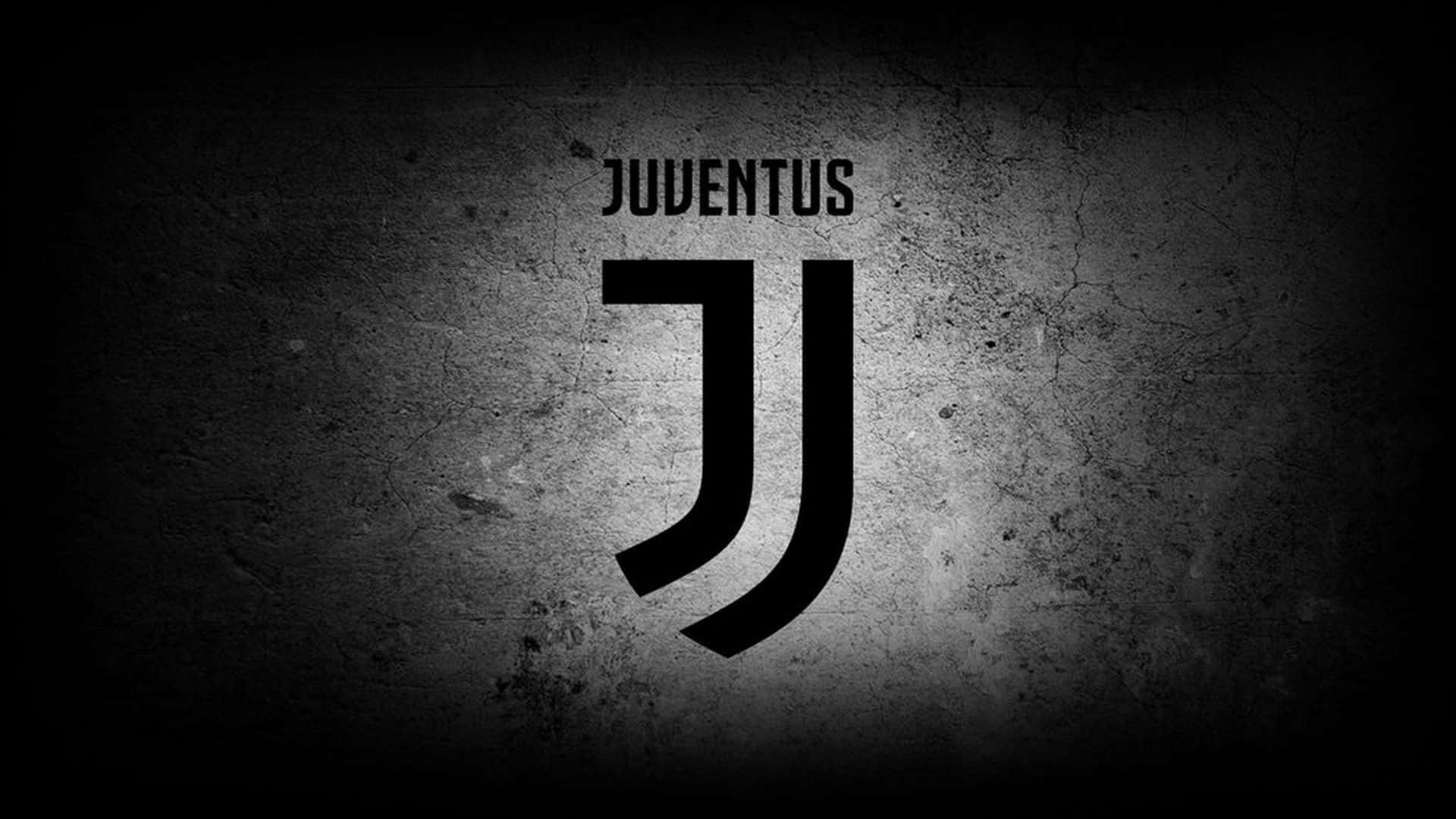Juventus 桌布 壁紙 — 尤文圖斯標誌以粗體黑色在粗糙紋理混凝土牆上突出，並帶有戲劇性的聚光燈效果。