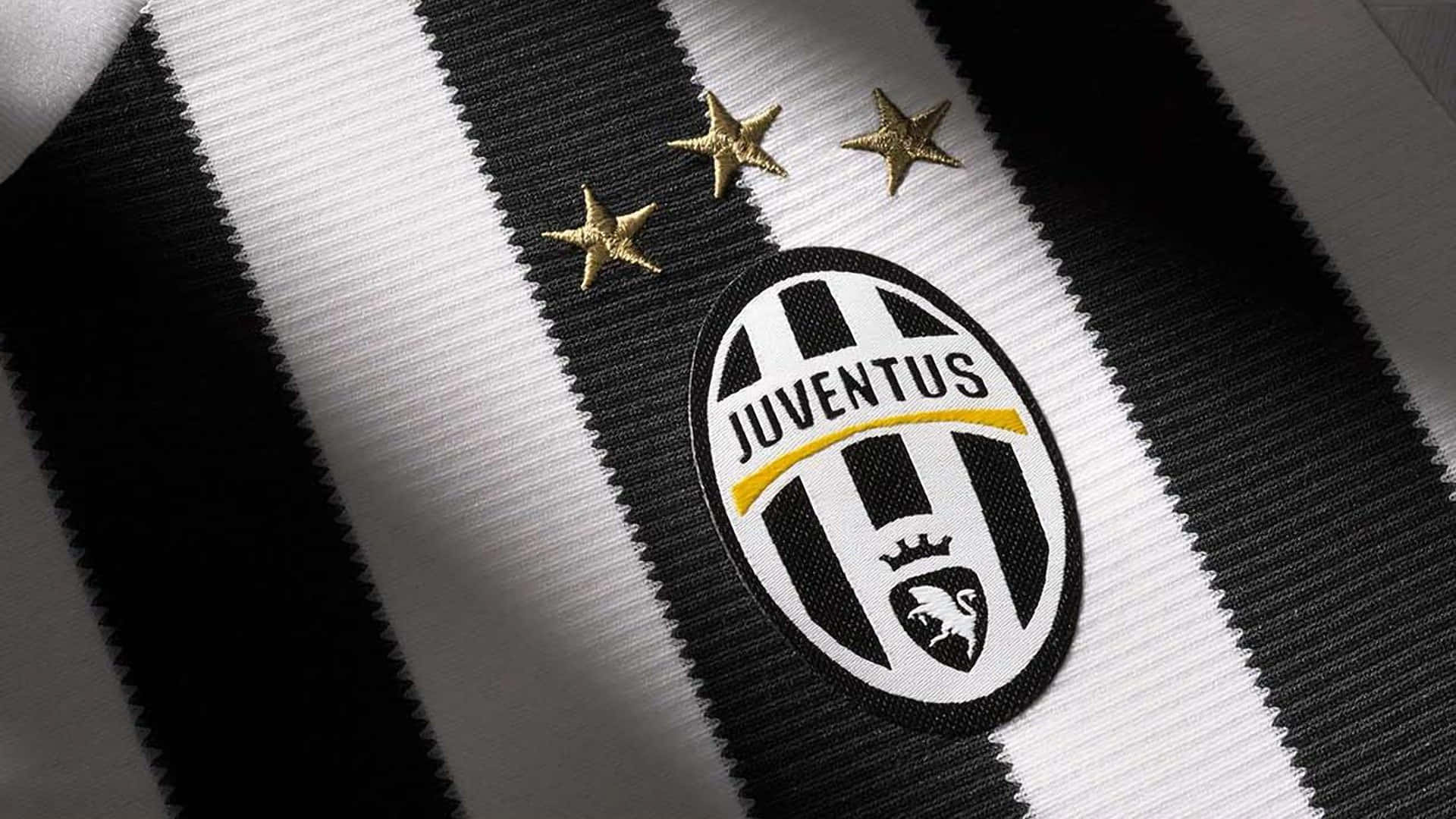 Juventus 桌布 壁紙 — 尤文圖斯足球球衣特寫，黑白條紋，俱樂部徽章上方有金色星星。