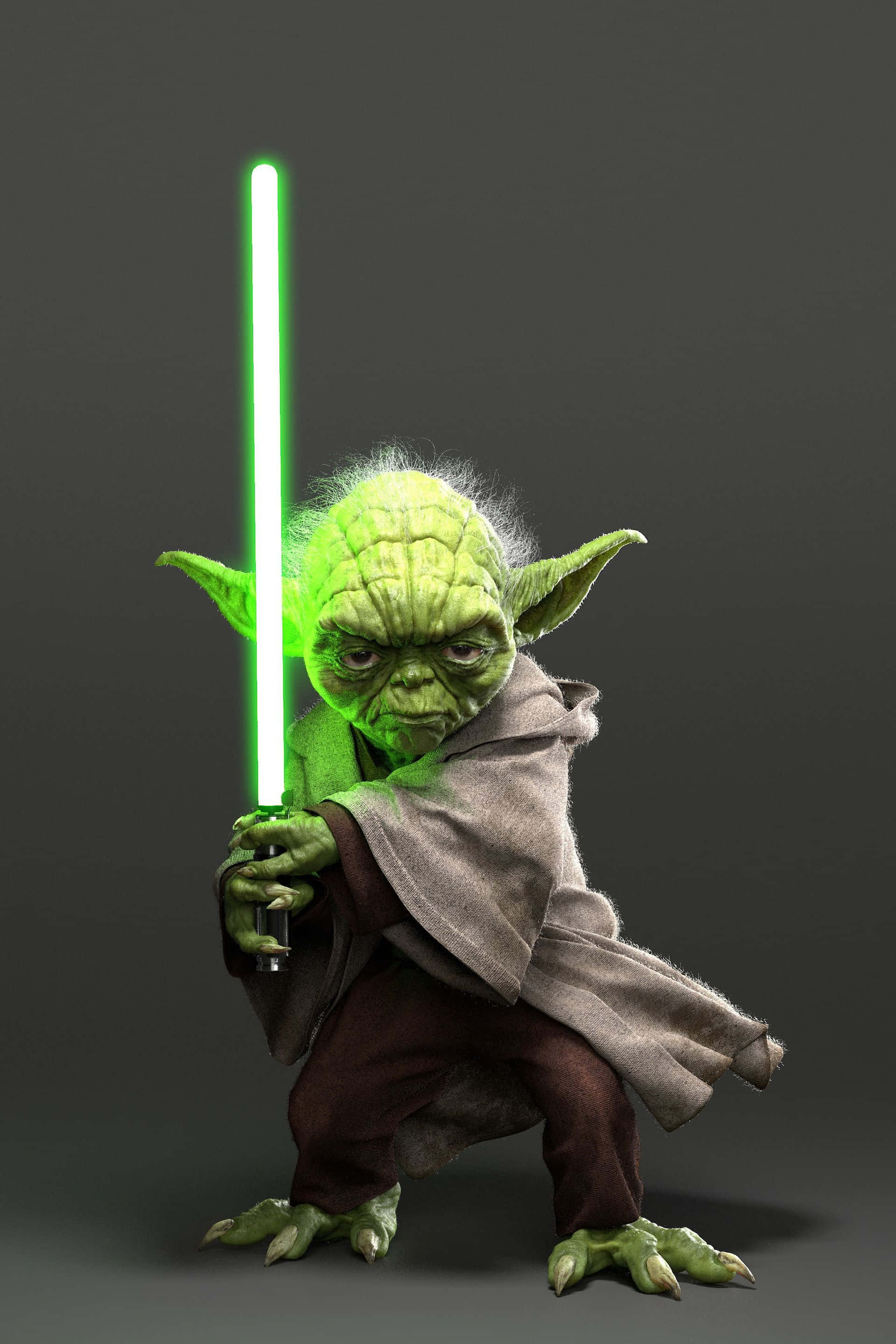 Yoda 桌布 壁紙 — 尤達以戰鬥姿勢站立，手持發光綠色光劍，背景為深灰色。