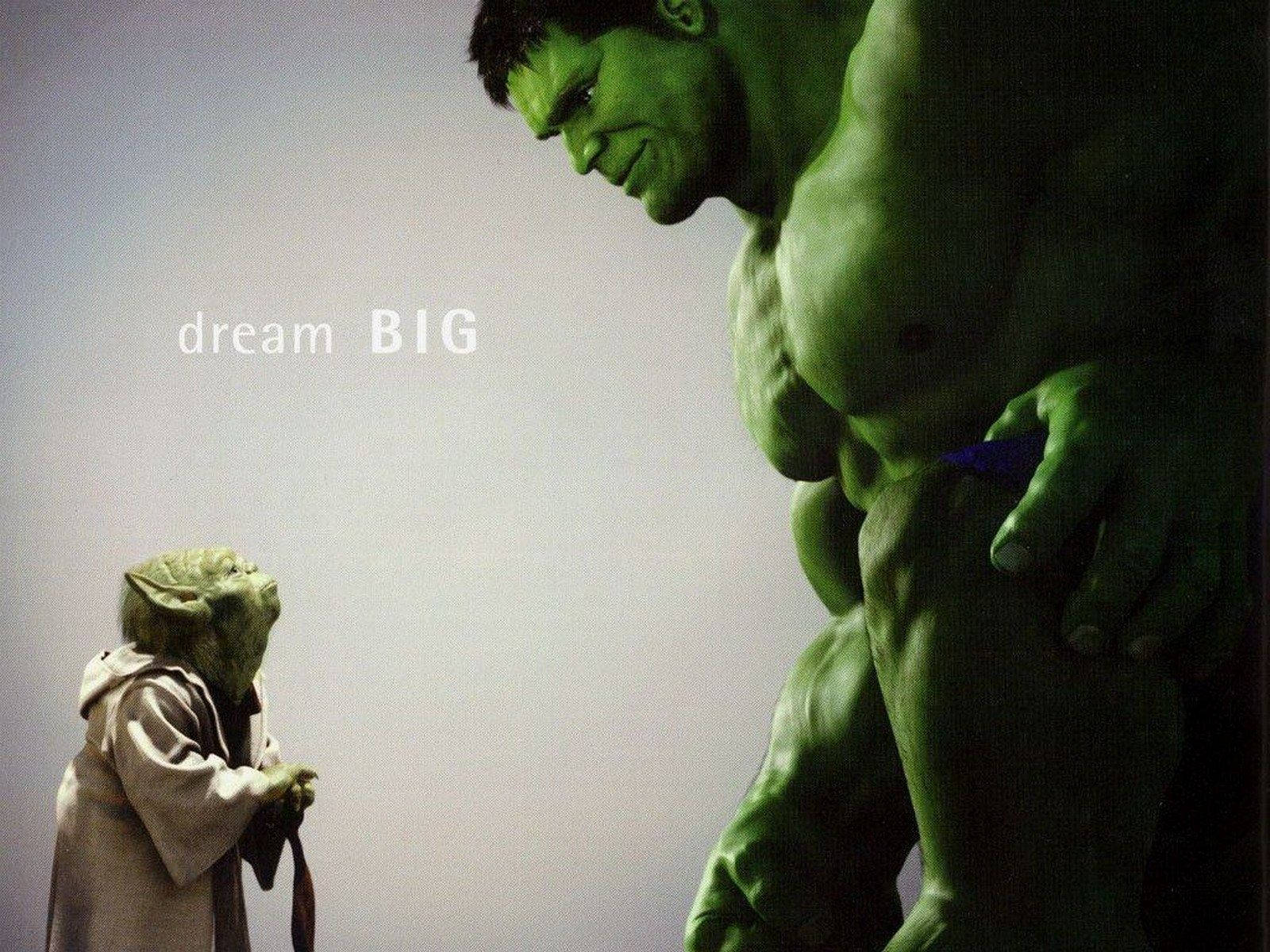 浩克 桌布 壁紙 — 尤達和浩克以戲劇性的姿勢面對面，中間漂浮著 dream BIG 的文字。
