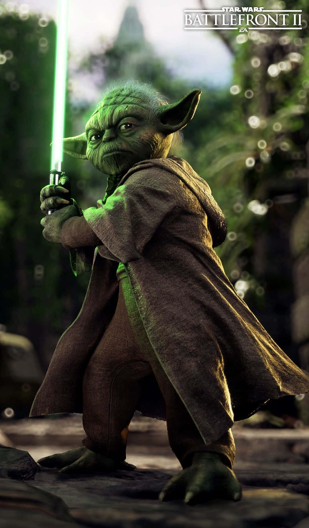 Yoda 桌布 壁紙 — 尤達在柔和日光下，於森林沼澤中手持發光的綠色光劍，擺出準備姿勢。