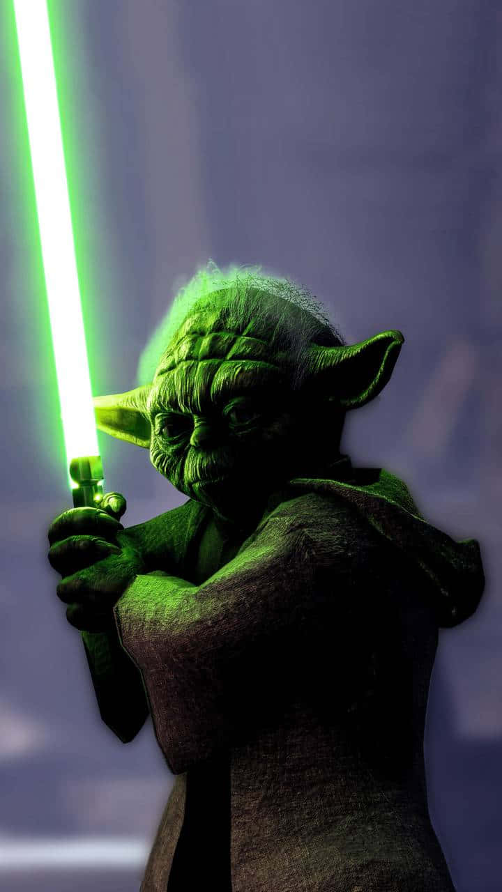 Yoda 桌布 壁紙 — 尤達手持發光的綠色光劍，在深紫色背景下專注地凝視。