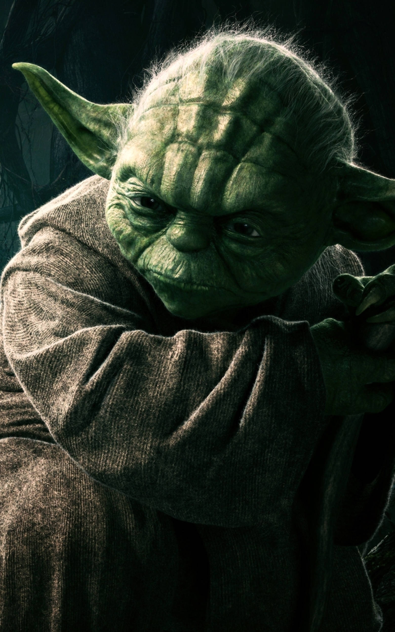 Yoda 桌布 壁紙 — 尤達的頭部特寫，在戲劇性燈光下展現銳利眼神和皺紋綠皮膚。
