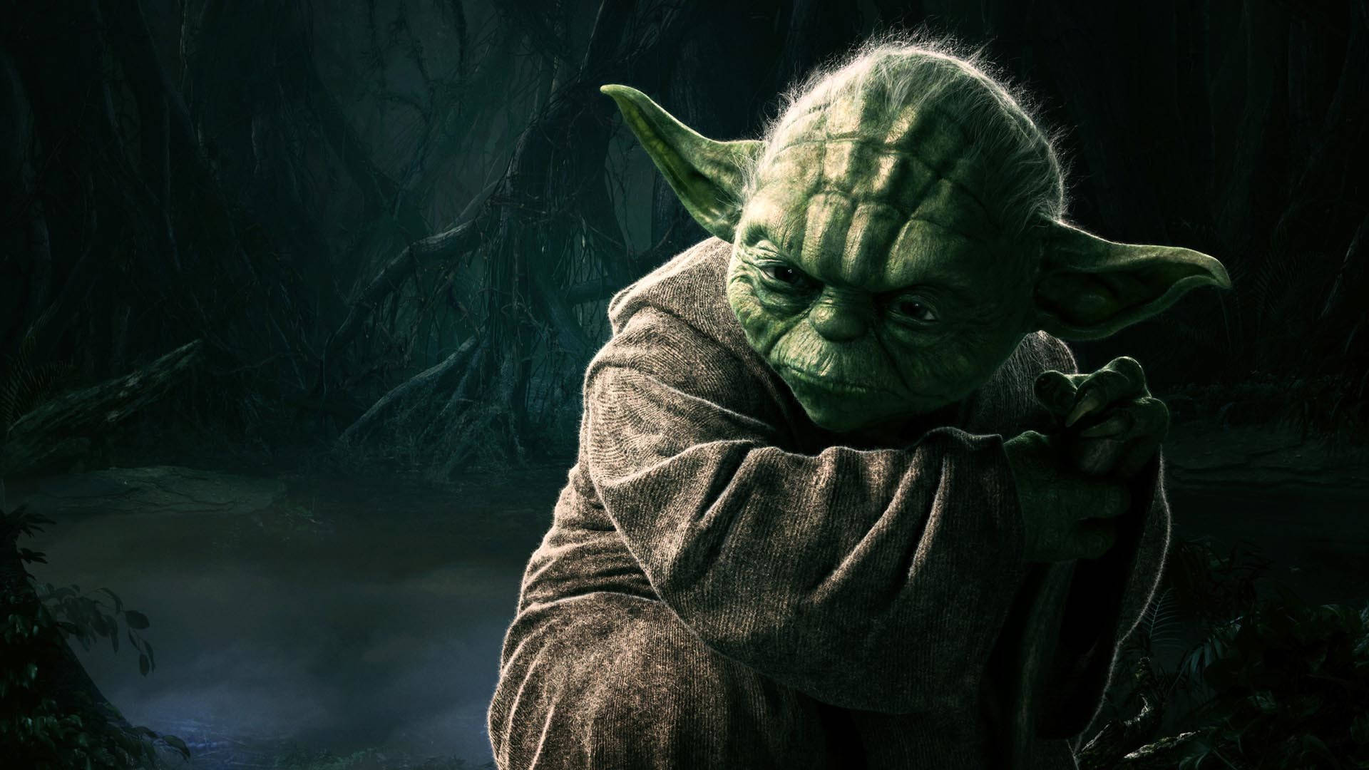 Yoda 桌布 壁紙 — 尤達站在黑暗的森林中，雙眼發光，雙臂交叉，姿勢嚴肅。